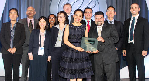 获得信息奖的获奖者，BNSF团队站在一起，在Edelman的盛会上微笑。